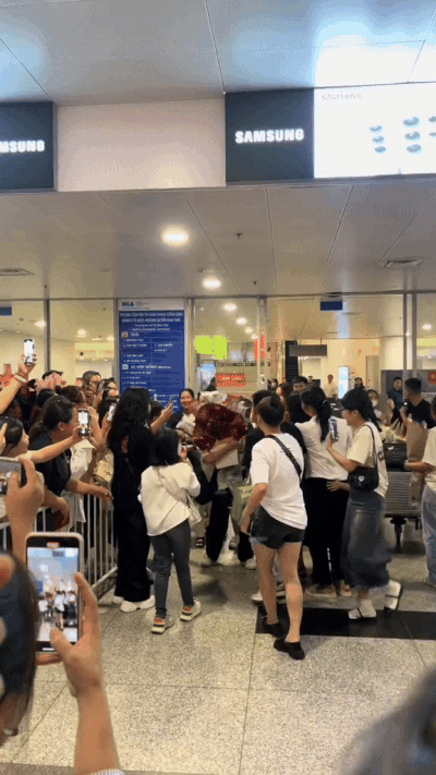 Lôi con - cậu bé châu Phi xa lạ có gì mà mê thế, còn được chờ đón ở sân bay như idol? Câu trả lời nằm ở loạt điều đặc biệt sau! - Ảnh 2. Lôi con - cậu bé châu Phi xa lạ có gì mà mê thế, còn được chờ đón ở sân bay như idol? Câu trả lời nằm ở loạt điều đặc biệt sau! - Ảnh 2.