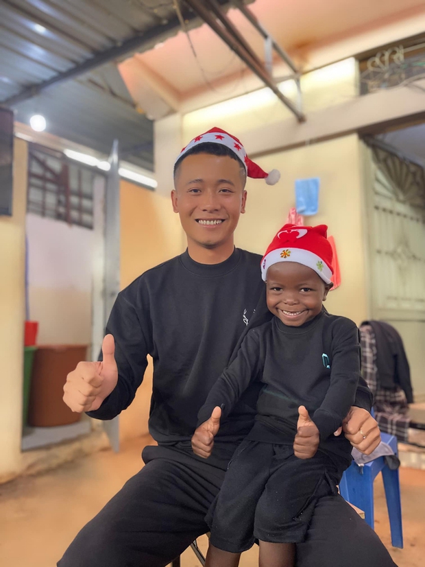 Biểu cảm của Lôi Con khi ăn kem ở Việt Nam lại leo thẳng lên xu hướng: Sinh động cỡ này bảo sao Quang Linh Vlogs chỉ còn là cái tên - Ảnh 1. Biểu cảm của Lôi Con khi ăn kem ở Việt Nam lại leo thẳng lên xu hướng: Sinh động cỡ này bảo sao Quang Linh Vlogs chỉ còn là cái tên - Ảnh 1.