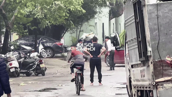 NÓNG: Lộ clip B Trần tính nóng như kem với bảo vệ ngay giữa phố trong lúc đi cùng Quỳnh Kool - Ảnh 4. NÓNG: Lộ clip B Trần tính nóng như kem với bảo vệ ngay giữa phố trong lúc đi cùng Quỳnh Kool - Ảnh 4.