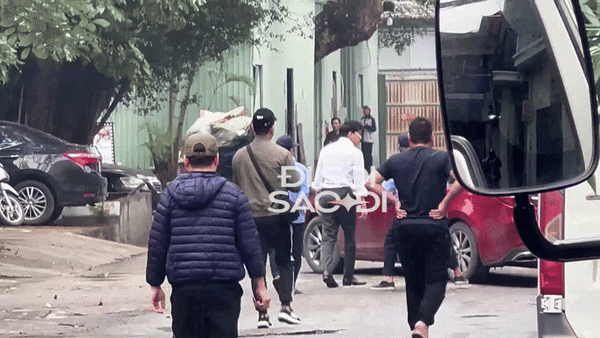 NÓNG: Lộ clip B Trần tính nóng như kem với bảo vệ ngay giữa phố trong lúc đi cùng Quỳnh Kool - Ảnh 5. NÓNG: Lộ clip B Trần tính nóng như kem với bảo vệ ngay giữa phố trong lúc đi cùng Quỳnh Kool - Ảnh 5.