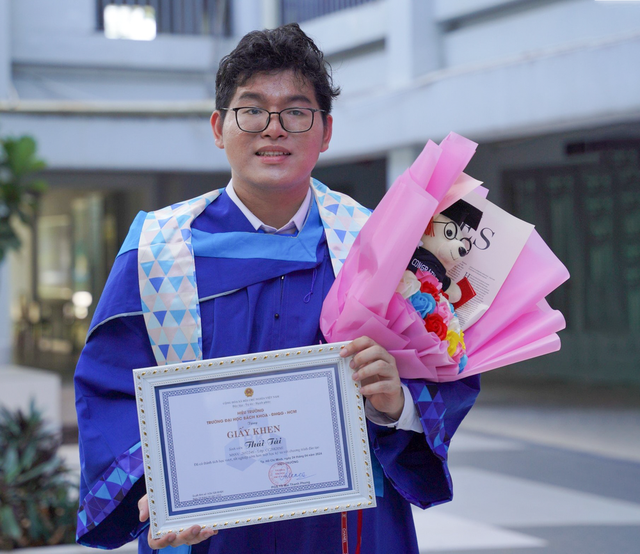 Nam sinh Bách khoa học vượt vẫn tốt nghiệp xuất sắc với GPA gần tuyệt đối, IELTS 8.0: Mình học 8 tiếng mỗi ngày trong tuần - Ảnh 2. Nam sinh Bách khoa học vượt vẫn tốt nghiệp xuất sắc với GPA gần tuyệt đối, IELTS 8.0: Mình học 8 tiếng mỗi ngày trong tuần - Ảnh 2.