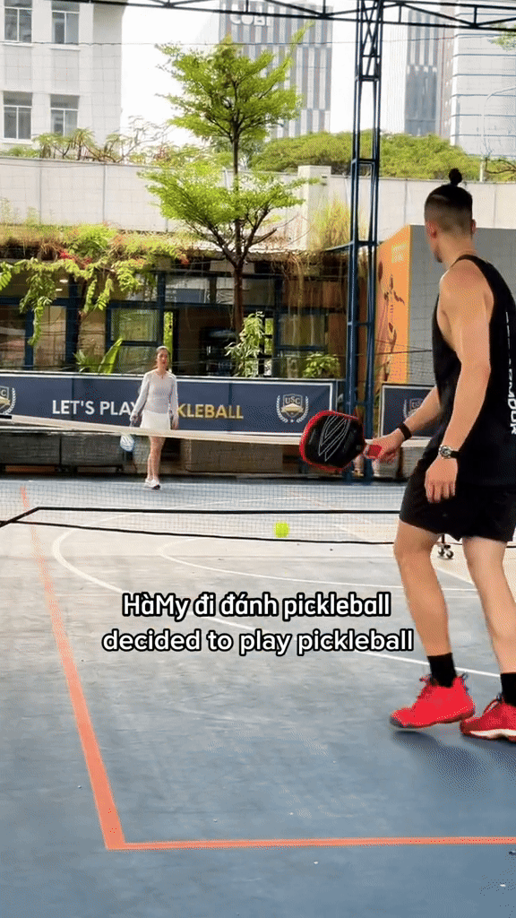Pickleball: Bộ môn đang khiến hội trai xinh gái đẹp mê mẩn, sẵn sàng ăn mặc xinh xẻo ra sân đổ mồ hôi hè này - Ảnh 7. Pickleball: Bộ môn đang khiến hội trai xinh gái đẹp mê mẩn, sẵn sàng ăn mặc xinh xẻo ra sân đổ mồ hôi hè này - Ảnh 7.