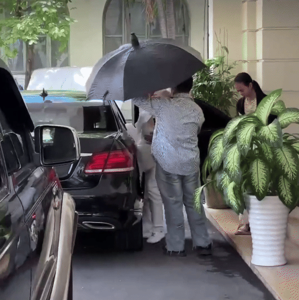 Nam Em đi không nổi, được bạn trai bế lên xe ra về sau buổi làm việc tại Sở Thông tin - Truyền thông TP.HCM - Ảnh 3. Nam Em đi không nổi, được bạn trai bế lên xe ra về sau buổi làm việc tại Sở Thông tin - Truyền thông TP.HCM - Ảnh 3.