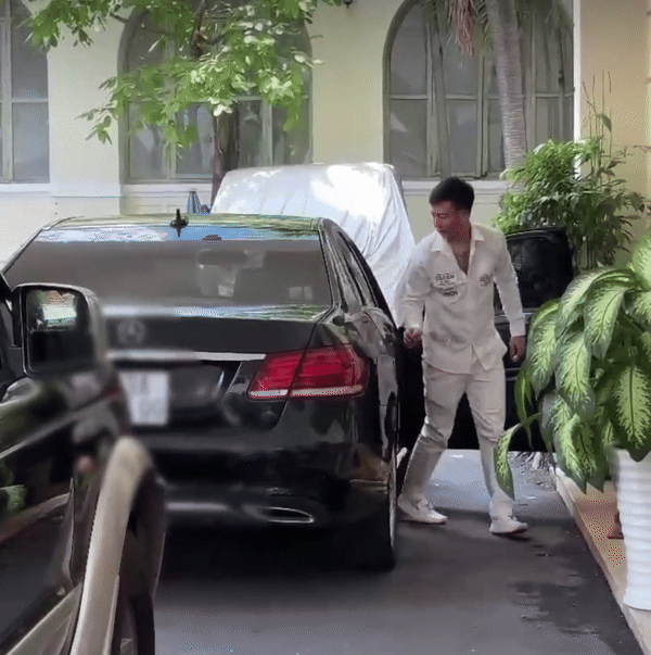 Nam Em đi không nổi, được bạn trai bế lên xe ra về sau buổi làm việc tại Sở Thông tin - Truyền thông TP.HCM - Ảnh 4. Nam Em đi không nổi, được bạn trai bế lên xe ra về sau buổi làm việc tại Sở Thông tin - Truyền thông TP.HCM - Ảnh 4.