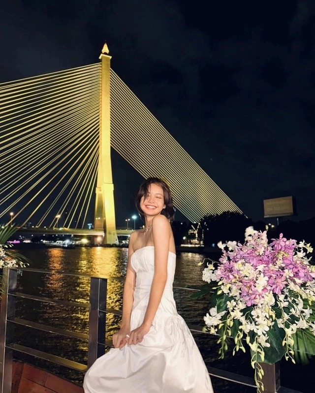 Lisa đích thân xả ảnh hẹn hò tại Pháp, mắc công khai bạn trai tỷ phú lắm rồi! - Ảnh 7. Lisa đích thân xả ảnh hẹn hò tại Pháp, mắc công khai bạn trai tỷ phú lắm rồi! - Ảnh 7.