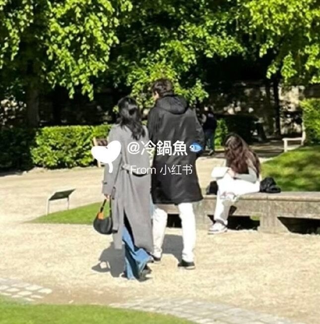 Bắt gọn Lisa hẹn hò bạn trai tỷ phú ở nhà hàng 3 sao Michelin, tấm lưng gợi cảm chiếm sạch spotlight - Ảnh 6. Bắt gọn Lisa hẹn hò bạn trai tỷ phú ở nhà hàng 3 sao Michelin, tấm lưng gợi cảm chiếm sạch spotlight - Ảnh 6.