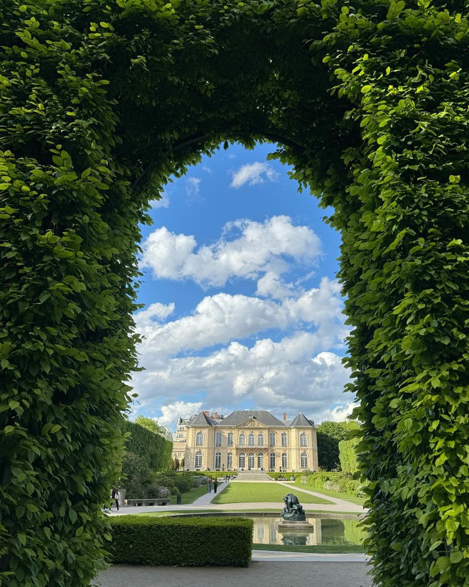 Bắt gọn Lisa hẹn hò bạn trai tỷ phú ở nhà hàng 3 sao Michelin, tấm lưng gợi cảm chiếm sạch spotlight - Ảnh 4. Bắt gọn Lisa hẹn hò bạn trai tỷ phú ở nhà hàng 3 sao Michelin, tấm lưng gợi cảm chiếm sạch spotlight - Ảnh 4.