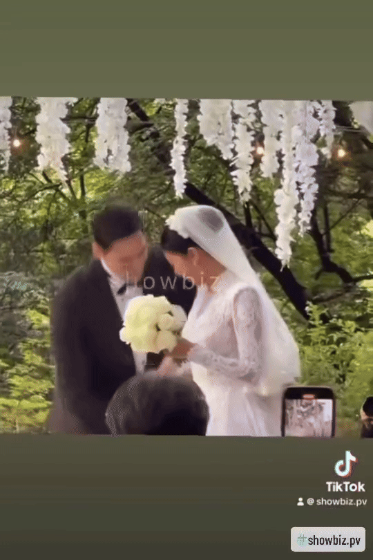 Hôn lễ nam thần lai Gia Đình Là Số 1 gây sốt: Chú rể hạnh phúc bế bổng cô dâu, visual sau màn giảm cân thần tốc chiếm spotlight - Ảnh 9. Hôn lễ nam thần lai Gia Đình Là Số 1 gây sốt: Chú rể hạnh phúc bế bổng cô dâu, visual sau màn giảm cân thần tốc chiếm spotlight - Ảnh 9.
