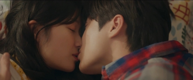 Cõng Anh Mà Chạy tập 12: Kim Hye Yoon - Byeon Woo Seok có cảnh giường chiếu khiến netizen náo loạn - Ảnh 4. Cõng Anh Mà Chạy tập 12: Kim Hye Yoon - Byeon Woo Seok có cảnh giường chiếu khiến netizen náo loạn - Ảnh 4.