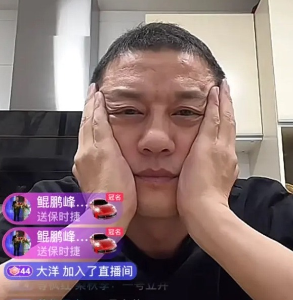 Tài tử showbiz tiêu hoang vô độ dù ngập trong nợ nần, bày trò khóc lóc xin tiền khán giả và nhận về cái kết phũ - Ảnh 4. Tài tử showbiz tiêu hoang vô độ dù ngập trong nợ nần, bày trò khóc lóc xin tiền khán giả và nhận về cái kết phũ - Ảnh 4.