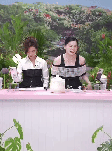 Võ Hà Linh livestream chốt đơn với lượng mắt xem khủng nhưng khách hàng liên tục la ó vì lỗi, cú quát nhân viên xối xả gây sốc - Ảnh 1. Võ Hà Linh livestream chốt đơn với lượng mắt xem khủng nhưng khách hàng liên tục la ó vì lỗi, cú quát nhân viên xối xả gây sốc - Ảnh 1.