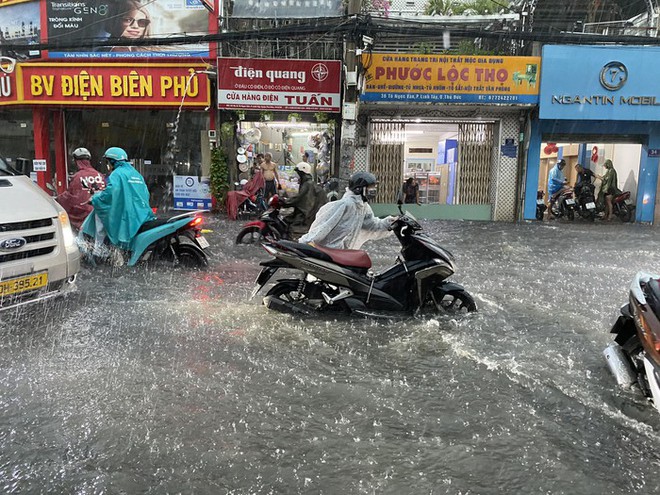 Sau cơn mưa tầm tã, hàng loạt tuyến đường ở TP.HCM ngập và ùn tắc kéo dài - Ảnh 6.