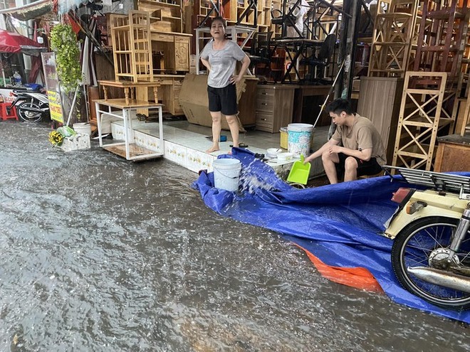 Sau cơn mưa tầm tã, hàng loạt tuyến đường ở TP.HCM ngập và ùn tắc kéo dài - Ảnh 5. Sau cơn mưa tầm tã, hàng loạt tuyến đường ở TP.HCM ngập và ùn tắc kéo dài - Ảnh 5.