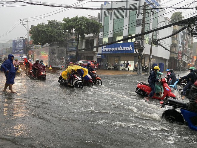 Sau cơn mưa tầm tã, hàng loạt tuyến đường ở TP.HCM ngập và ùn tắc kéo dài - Ảnh 4. Sau cơn mưa tầm tã, hàng loạt tuyến đường ở TP.HCM ngập và ùn tắc kéo dài - Ảnh 4.
