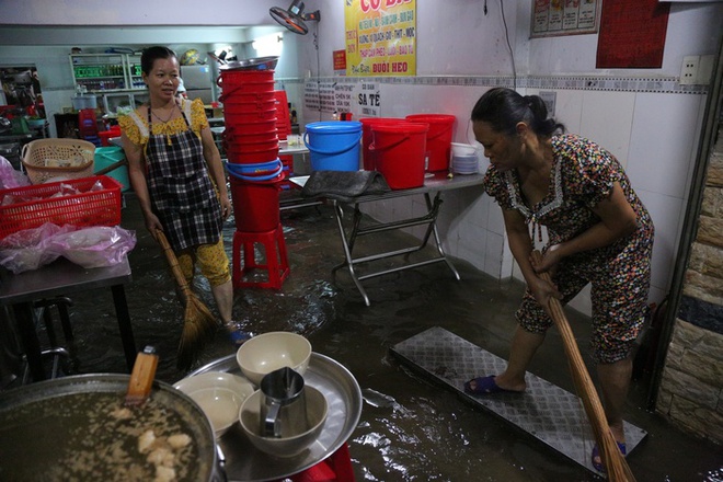 Người dân TP.HCM không kịp trở tay trong trận mưa lớn nhất kể từ đầu năm: Nước ngập gần lút bánh xe, tràn vào nhà - Ảnh 7.