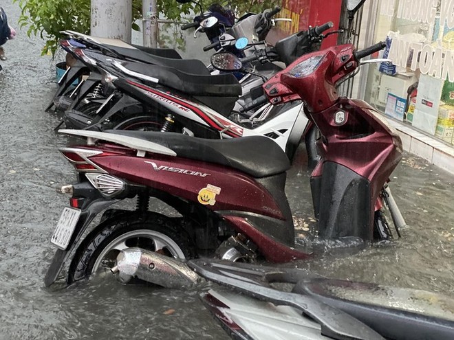 Sau cơn mưa tầm tã, hàng loạt tuyến đường ở TP.HCM ngập và ùn tắc kéo dài - Ảnh 10. Sau cơn mưa tầm tã, hàng loạt tuyến đường ở TP.HCM ngập và ùn tắc kéo dài - Ảnh 10.