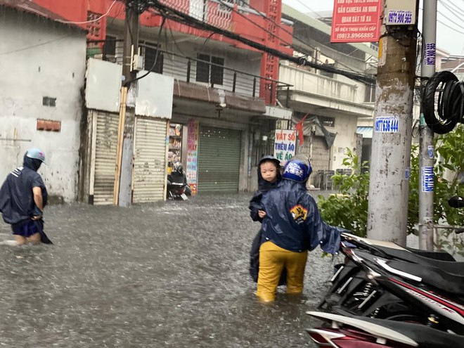 Sau cơn mưa tầm tã, hàng loạt tuyến đường ở TP.HCM ngập và ùn tắc kéo dài - Ảnh 9.