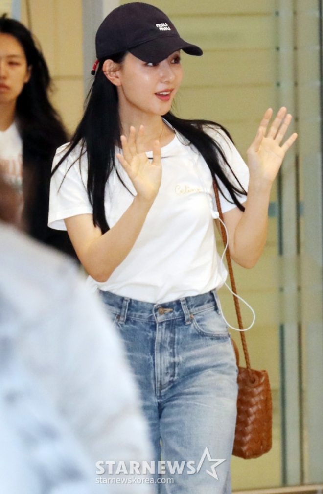 Kim Ji Won khiến sân bay “vỡ trận”, nhưng spotlight lại đổ dồn vào hint hẹn hò của cô với Kim Soo Hyun - Ảnh 3. Kim Ji Won khiến sân bay “vỡ trận”, nhưng spotlight lại đổ dồn vào hint hẹn hò của cô với Kim Soo Hyun - Ảnh 3.