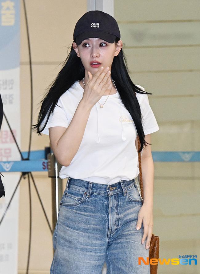 Kim Ji Won khiến sân bay “vỡ trận”, nhưng spotlight lại đổ dồn vào hint hẹn hò của cô với Kim Soo Hyun - Ảnh 9. Kim Ji Won khiến sân bay “vỡ trận”, nhưng spotlight lại đổ dồn vào hint hẹn hò của cô với Kim Soo Hyun - Ảnh 9.