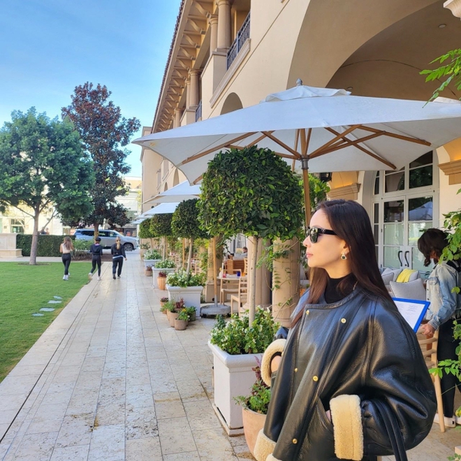 Mỹ nhân số hưởng nhất showbiz trẻ đẹp bất ngờ sau 32 năm, không đóng phim vẫn sống ung dung với núi tiền - Ảnh 5. Mỹ nhân số hưởng nhất showbiz trẻ đẹp bất ngờ sau 32 năm, không đóng phim vẫn sống ung dung với núi tiền - Ảnh 5.