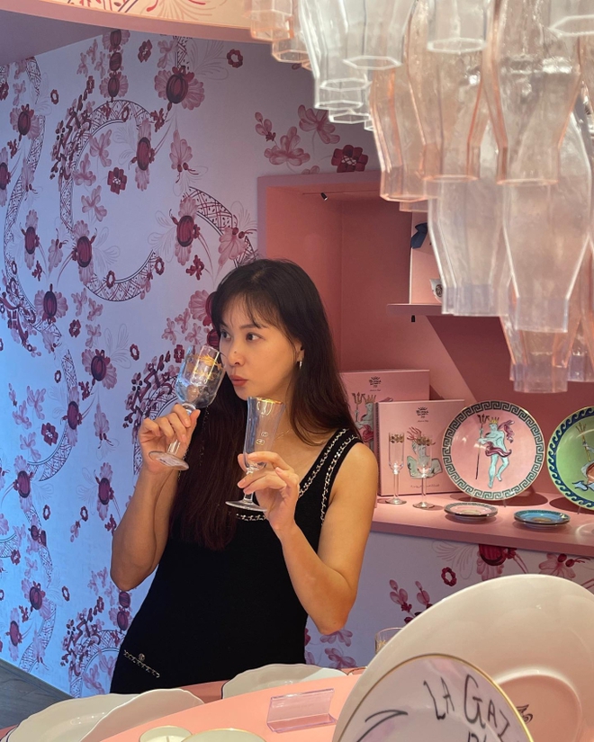 Mỹ nhân số hưởng nhất showbiz trẻ đẹp bất ngờ sau 32 năm, không đóng phim vẫn sống ung dung với núi tiền - Ảnh 4. Mỹ nhân số hưởng nhất showbiz trẻ đẹp bất ngờ sau 32 năm, không đóng phim vẫn sống ung dung với núi tiền - Ảnh 4.