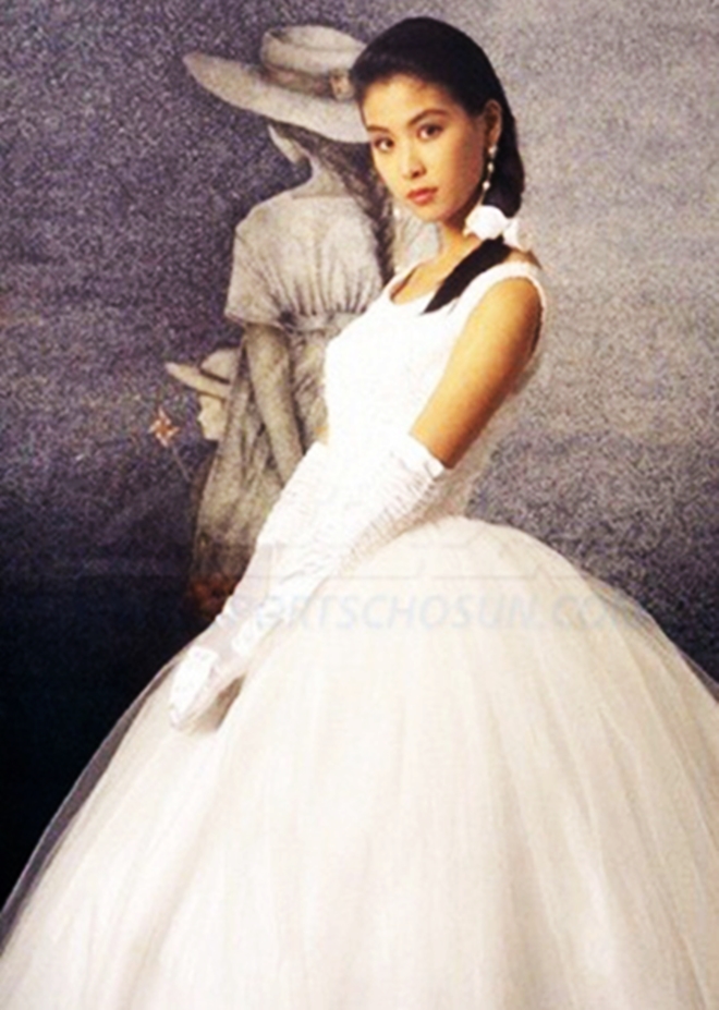 Mỹ nhân số hưởng nhất showbiz trẻ đẹp bất ngờ sau 32 năm, không đóng phim vẫn sống ung dung với núi tiền - Ảnh 2. Mỹ nhân số hưởng nhất showbiz trẻ đẹp bất ngờ sau 32 năm, không đóng phim vẫn sống ung dung với núi tiền - Ảnh 2.