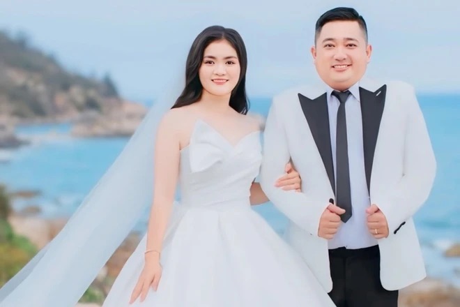Thằng Cò Phùng Ngọc làm đám cưới lần 2 ở quê nhà, khoá môi ngọt ngào với vợ kém 10 tuổi - Ảnh 10. Thằng Cò Phùng Ngọc làm đám cưới lần 2 ở quê nhà, khoá môi ngọt ngào với vợ kém 10 tuổi - Ảnh 10.