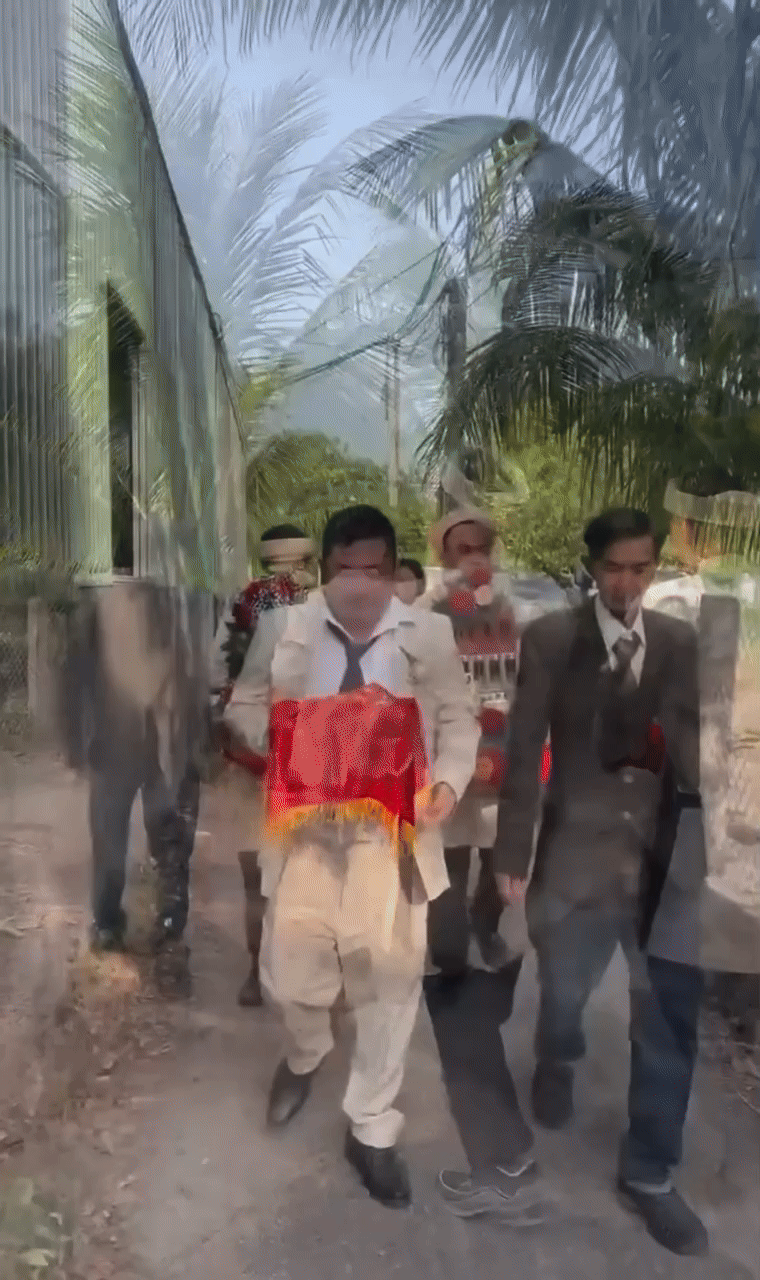 Thằng Cò Phùng Ngọc làm đám cưới lần 2 ở quê nhà, khoá môi ngọt ngào với vợ kém 10 tuổi - Ảnh 4. Thằng Cò Phùng Ngọc làm đám cưới lần 2 ở quê nhà, khoá môi ngọt ngào với vợ kém 10 tuổi - Ảnh 4.