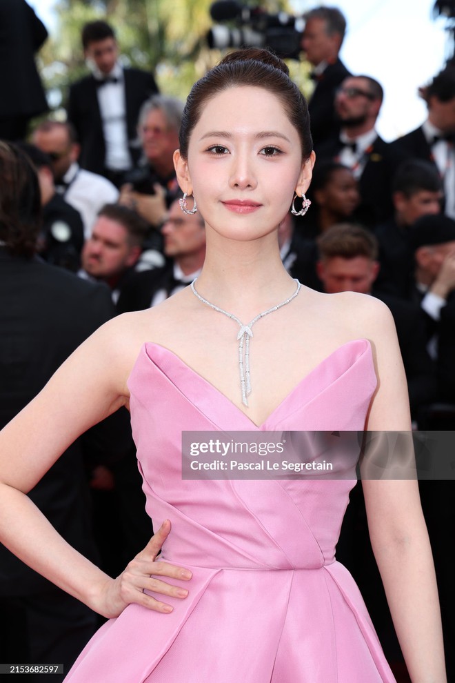 Thảm đỏ Cannes ngày 6: Yoona - Han So Hee đại chiến visual, Lay (EXO) bị ống kính hung thần dìm thảm - Ảnh 12. Thảm đỏ Cannes ngày 6: Yoona - Han So Hee đại chiến visual, Lay (EXO) bị ống kính hung thần dìm thảm - Ảnh 12.
