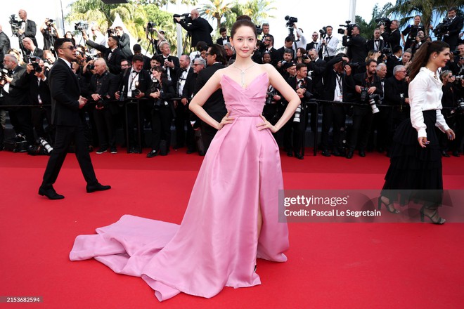 Thảm đỏ Cannes ngày 6: Yoona - Han So Hee đại chiến visual, Lay (EXO) bị ống kính hung thần dìm thảm - Ảnh 9. Thảm đỏ Cannes ngày 6: Yoona - Han So Hee đại chiến visual, Lay (EXO) bị ống kính hung thần dìm thảm - Ảnh 9.