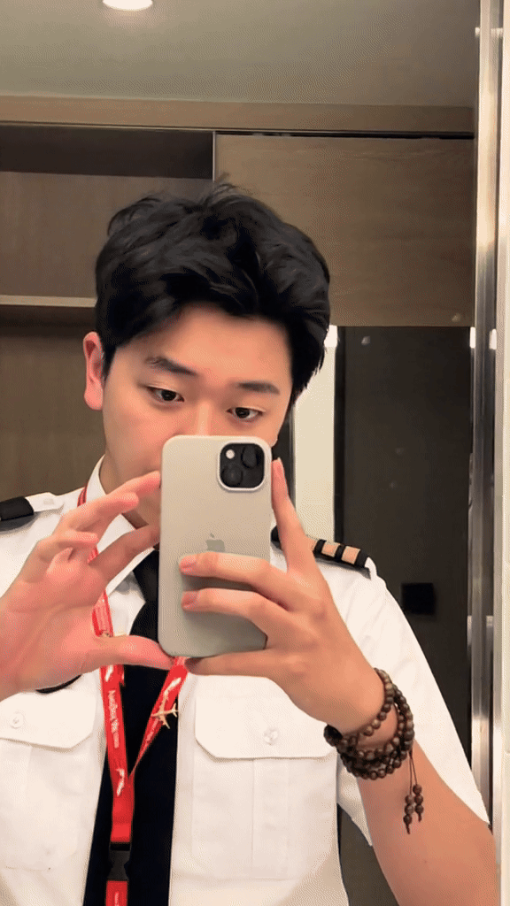 Danh tính em trai phi công Hà Nội hot nhất MXH: 2k1 đã là cơ phó Vietjet, visual cực phẩm, clip mấy giây mà làm các chị 30 cũng phải “replay” cả ngày - Ảnh 4. Danh tính em trai phi công Hà Nội hot nhất MXH: 2k1 đã là cơ phó Vietjet, visual cực phẩm, clip mấy giây mà làm các chị 30 cũng phải “replay” cả ngày - Ảnh 4.