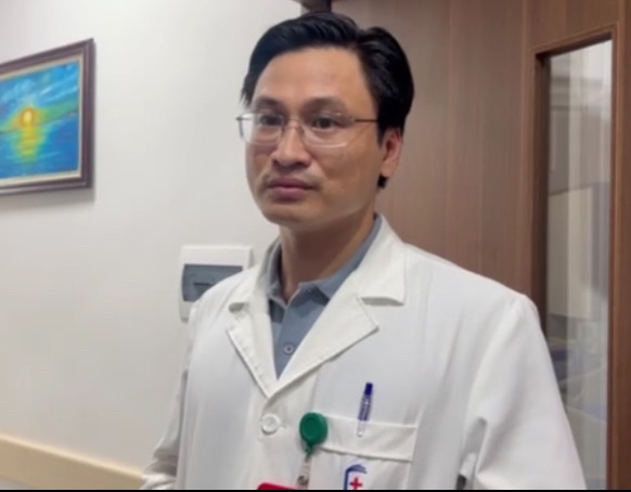 Nữ bác sĩ bị kính rơi vào người được chuyển viện, bố nghẹn ngào động viên: Giờ con nằm trên giường bệnh lại là lúc bố được nhìn thấy con nhiều nhất - Ảnh 4. Nữ bác sĩ bị kính rơi vào người được chuyển viện, bố nghẹn ngào động viên: Giờ con nằm trên giường bệnh lại là lúc bố được nhìn thấy con nhiều nhất - Ảnh 4.