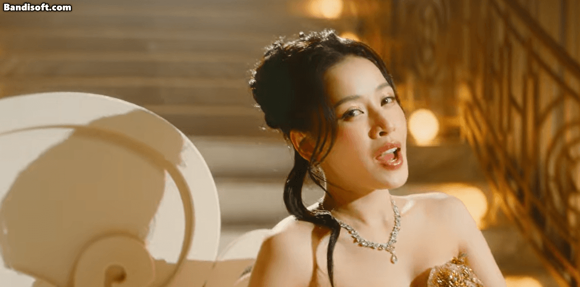 Chi Pu tình tứ bên nam thần chung công ty với Địch Lệ Nhiệt Ba trong MV mới, câu chuyện sao cứ hao hao Titanic thế này? - Ảnh 2. Chi Pu tình tứ bên nam thần chung công ty với Địch Lệ Nhiệt Ba trong MV mới, câu chuyện sao cứ hao hao Titanic thế này? - Ảnh 2.