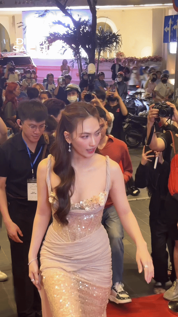 Bóc nhan sắc thật dàn sao: Ngọc Trinh thách thức camera thường, Thủy Tiên lộ diện gây chú ý - Ảnh 8. Bóc nhan sắc thật dàn sao: Ngọc Trinh thách thức camera thường, Thủy Tiên lộ diện gây chú ý - Ảnh 8.