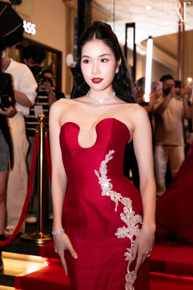 Dàn mỹ nhân hở bạo ác liệt tại show của NTK Đỗ Long, Ngọc Trinh xuất hiện kín đáo né thảm đỏ - Ảnh 19. Dàn mỹ nhân hở bạo ác liệt tại show của NTK Đỗ Long, Ngọc Trinh xuất hiện kín đáo né thảm đỏ - Ảnh 19.