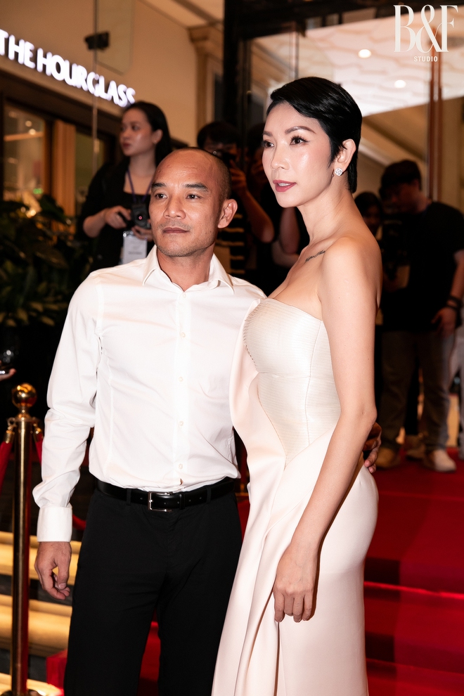 Dàn mỹ nhân hở bạo ác liệt tại show của NTK Đỗ Long, Ngọc Trinh xuất hiện kín đáo né thảm đỏ - Ảnh 27. Dàn mỹ nhân hở bạo ác liệt tại show của NTK Đỗ Long, Ngọc Trinh xuất hiện kín đáo né thảm đỏ - Ảnh 27.