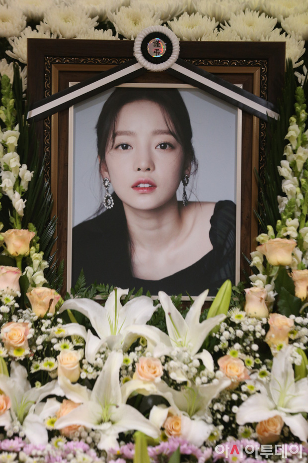 Mỹ nhân Hàn bị bạo hành: Choi Jin Sil - Goo Hara lâm vào bước đường tự tử, sao Hậu Duệ Mặt Trời bị chồng đánh và cấm gặp con 11 năm - Ảnh 12. Mỹ nhân Hàn bị bạo hành: Choi Jin Sil - Goo Hara lâm vào bước đường tự tử, sao Hậu Duệ Mặt Trời bị chồng đánh và cấm gặp con 11 năm - Ảnh 12.