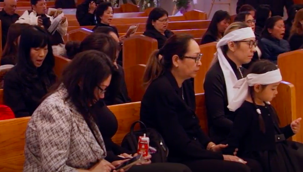 Tang lễ nghệ sĩ Đức Tiến tại Mỹ: Bà xã khóc nghẹn bên linh cữu, con gái nhỏ ngơ ngác gây xót xa - Ảnh 6. Tang lễ nghệ sĩ Đức Tiến tại Mỹ: Bà xã khóc nghẹn bên linh cữu, con gái nhỏ ngơ ngác gây xót xa - Ảnh 6.