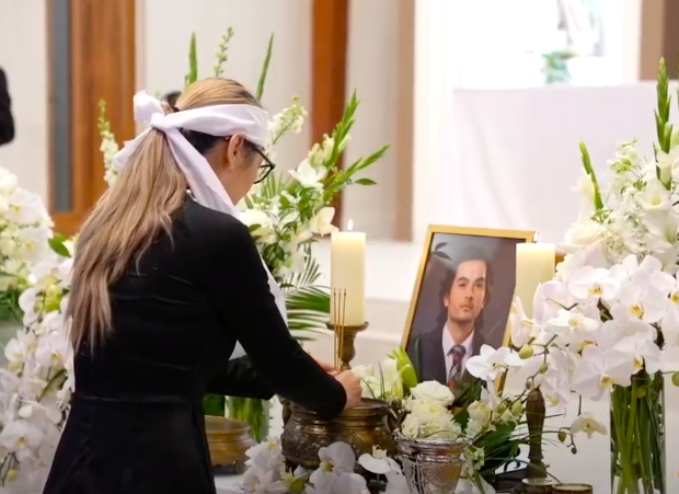 Tang lễ nghệ sĩ Đức Tiến tại Mỹ: Bà xã khóc nghẹn bên linh cữu, con gái nhỏ ngơ ngác gây xót xa - Ảnh 5. Tang lễ nghệ sĩ Đức Tiến tại Mỹ: Bà xã khóc nghẹn bên linh cữu, con gái nhỏ ngơ ngác gây xót xa - Ảnh 5.