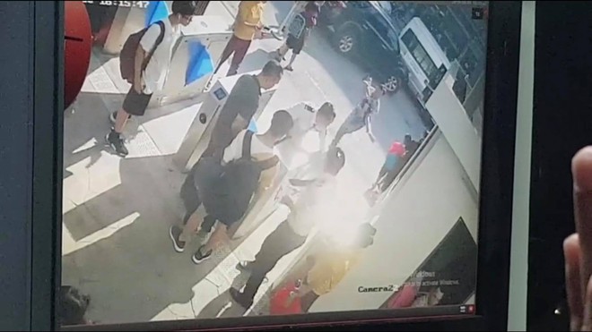 Những vụ học sinh bị bỏ quên trên xe đưa đón của trường: Sự tắc trách của người lớn và nỗi đau của gia đình - Ảnh 2. Những vụ học sinh bị bỏ quên trên xe đưa đón của trường: Sự tắc trách của người lớn và nỗi đau của gia đình - Ảnh 2.