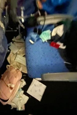 Máy bay rung lắc kinh hoàng vì bão lớn: Hành khách la hét, văng khỏi ghế, viết thư từ biệt người thân vì quá sợ hãi - Ảnh 2. Máy bay rung lắc kinh hoàng vì bão lớn: Hành khách la hét, văng khỏi ghế, viết thư từ biệt người thân vì quá sợ hãi - Ảnh 2.