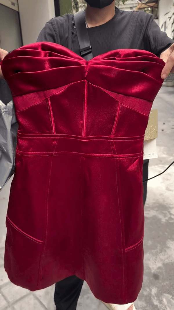 Drama chiếc váy hơn 3 triệu: Khách chê đường may méo mó, bất bình với thái độ chăm sóc khách hàng, chủ shop lại đòi kiện ngược - Ảnh 3. Drama chiếc váy hơn 3 triệu: Khách chê đường may méo mó, bất bình với thái độ chăm sóc khách hàng, chủ shop lại đòi kiện ngược - Ảnh 3.