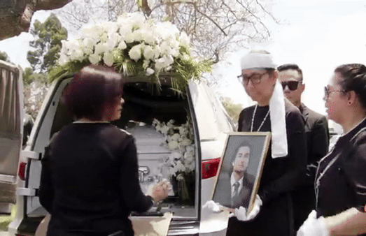 Lễ an táng Đức Tiến: Nghẹn ngào khoảnh khắc con gái vẫy tay chào, dàn sao Vbiz gục khóc tiễn biệt phút cuối - Ảnh 2. Lễ an táng Đức Tiến: Nghẹn ngào khoảnh khắc con gái vẫy tay chào, dàn sao Vbiz gục khóc tiễn biệt phút cuối - Ảnh 2.