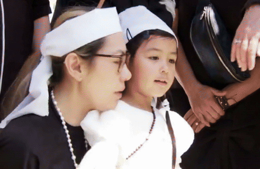 Lễ an táng Đức Tiến: Nghẹn ngào khoảnh khắc con gái vẫy tay chào, dàn sao Vbiz gục khóc tiễn biệt phút cuối - Ảnh 5. Lễ an táng Đức Tiến: Nghẹn ngào khoảnh khắc con gái vẫy tay chào, dàn sao Vbiz gục khóc tiễn biệt phút cuối - Ảnh 5.