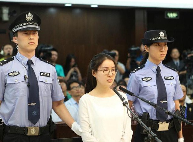 Sao nữ đầu tiên trong showbiz đi tù 2 lần, giờ ra tù đi làm ở quán bar - Ảnh 3. Sao nữ đầu tiên trong showbiz đi tù 2 lần, giờ ra tù đi làm ở quán bar - Ảnh 3.