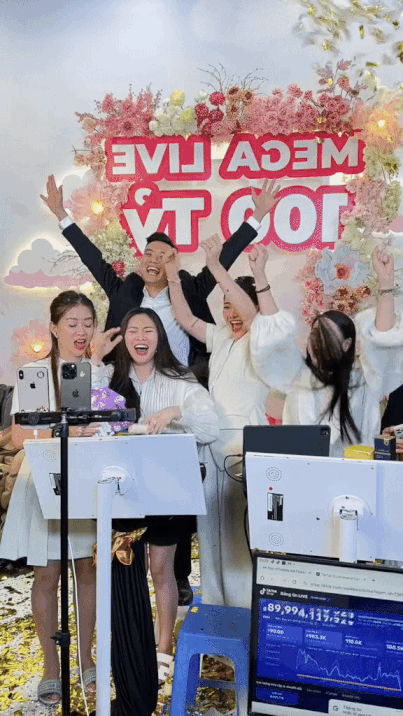 3h sáng Quyền Leo Daily chốt phiên với 100 tỷ, 17 tiếng livestream ròng rã, phá kỷ lục của chính mình vẫn tuyên bố bán lỗ để “về số” - Ảnh 1. 3h sáng Quyền Leo Daily chốt phiên với 100 tỷ, 17 tiếng livestream ròng rã, phá kỷ lục của chính mình vẫn tuyên bố bán lỗ để “về số” - Ảnh 1.