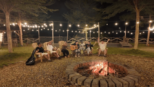 Thùy Tiên tự tay đệm đàn và hát cùng team Quang Linh Vlogs, Lôi Con minh họa nhiệt tình dù... không hiểu gì - Ảnh 7.