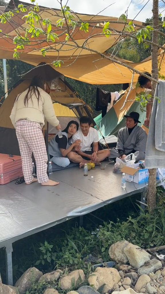 Cặp sao Việt ở Lật Mặt 7 vướng tin đồn phim giả tình thật, lộ clip triệu view dựa sát nhau không rời - Ảnh 3. Cặp sao Việt ở Lật Mặt 7 vướng tin đồn phim giả tình thật, lộ clip triệu view dựa sát nhau không rời - Ảnh 3.