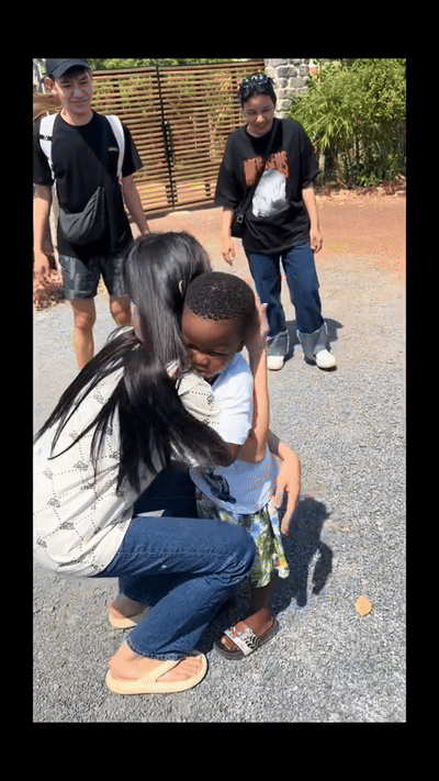 Hé lộ khoảnh khắc Hoa hậu Thuỳ Tiên bịn rịn tạm biệt Lôi Con, thái độ khi đối mặt Quang Linh Vlog gây chú ý - Ảnh 4. Hé lộ khoảnh khắc Hoa hậu Thuỳ Tiên bịn rịn tạm biệt Lôi Con, thái độ khi đối mặt Quang Linh Vlog gây chú ý - Ảnh 4.