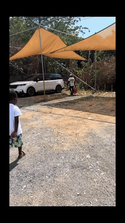 Hé lộ khoảnh khắc Hoa hậu Thuỳ Tiên bịn rịn tạm biệt Lôi Con, thái độ khi đối mặt Quang Linh Vlog gây chú ý - Ảnh 5. Hé lộ khoảnh khắc Hoa hậu Thuỳ Tiên bịn rịn tạm biệt Lôi Con, thái độ khi đối mặt Quang Linh Vlog gây chú ý - Ảnh 5.